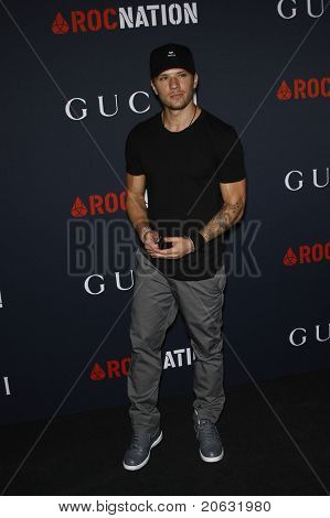 WEST HOLLYWOOD - 12 de FEB: Ryan Phillippe llegando a RocNation Pre-GRAMMY Brunch celebró los Gucci 