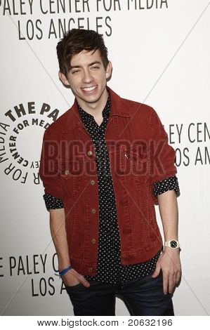 BEVERLY HILLS - MAR 16: Kevin McHale arriva presso il PaleyFest 2011 onora 'Glee', tenuta presso la Saba