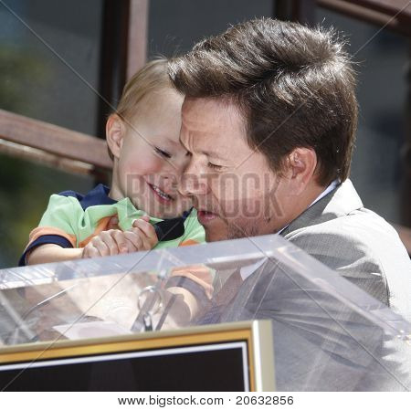 LOS ANGELES - 29 de JUL: Mark Wahlberg, hijo Brendan en una ceremonia donde recibe una estrella en el acebo