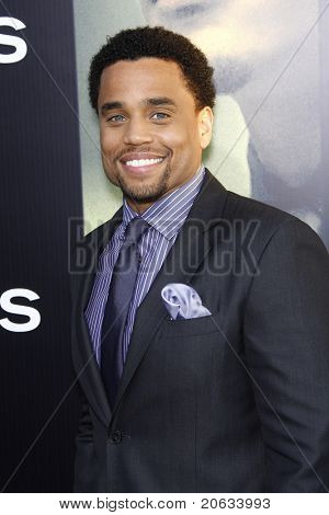 LOS ANGELES - AUG 4: Michael Ealy přijíždí na premiéře Screen Gems 'zájemce' na Arclight