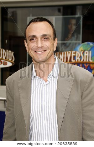 LOS ANGELES - 27 MAR: Hank Azaria arriva presso la Premiere mondiale di 'HOP' tenuta a Universal Studios 