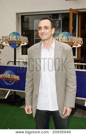 LOS ANGELES - 27 MAR: Hank Azaria arriva presso la Premiere mondiale di 'HOP' tenuta a Universal Studios 