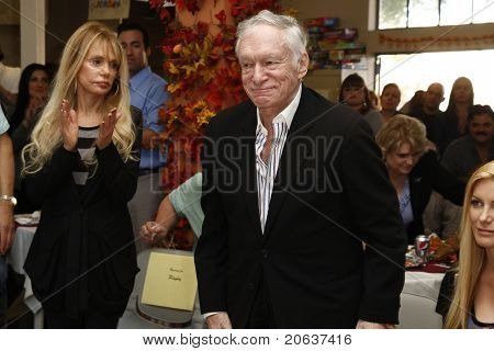 LOS ANGELES - 18 NOV: Dyan Cannon, Hugh Hefner vid en ceremoni där Hugh Hefner får först hittade