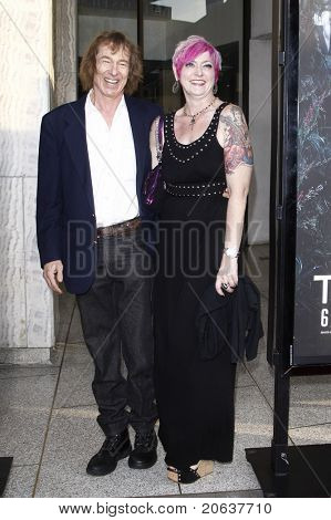 LOS ANGELES - giugno 08: Cooper Huckabee e ospite arrivando alla premiere di 'True Blood' tenuto a t