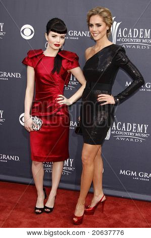 LAS VEGAS - APR 03: Susie marrone (L) e Danelle Leverett The Girls Janedear arrivano per il 46 ° 