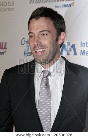 LOS ANGELES - FEB 18: Ben Affleck arrivando al bambini rammendo cuori Gala tenutosi presso la casa di