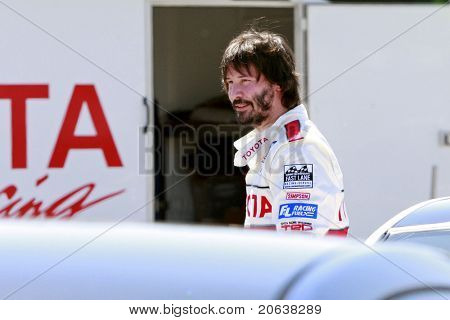 LOS ANGELES - APR 7: Keanu Reeves che frequentano il giorno di stampa per la Toyota Pro/Celebrity Race in lungo