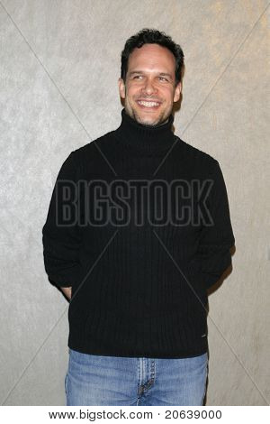 LOS ANGELES - 8 jan: Diedrich Bader มาถึงที่โรงของ 'พระเจ้าเติบโตเหนื่อยของเรา' ที่แปซิฟิค