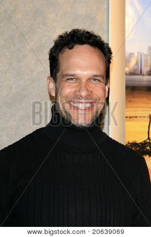 LOS ANGELES - 8 jan: Diedrich Bader มาถึงที่โรงของ 'พระเจ้าเติบโตเหนื่อยของเรา' ที่แปซิฟิค