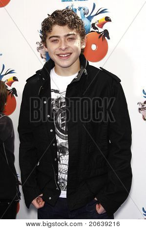 LOS ANGELES - 10 เมษายน: Ryan Ochoa มาถึงที่รอบปฐมทัศน์ลอสแอ 'ริโอ' ที่ Grauman ของจีน