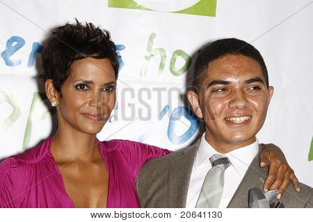 BEVERLY HILLS - APR 17: Halle Berry, Bryson Rouzan-Thomas på sølv Rose Awards Gala holdt på den