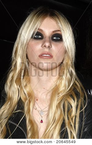 LOS ANGELES - április 9: Taylor Momsen a Vans Warped Tour 2010 sajtótájékoztató és Kick Off Party