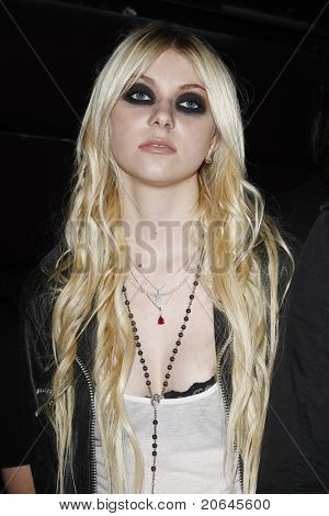 LOS ANGELES - április 9: Taylor Momsen a Vans Warped Tour 2010 sajtótájékoztató és Kick Off Party