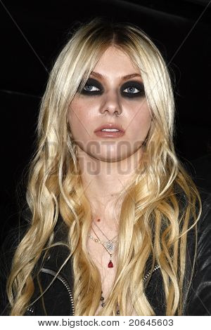 LOS ANGELES - április 9: Taylor Momsen a Vans Warped Tour 2010 sajtótájékoztató és Kick Off Party