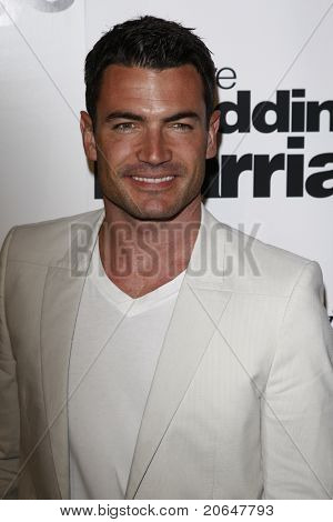 WEST HOLLYWOOD - 17. května: Aiden Turner na premiéře 