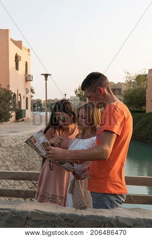 Tourists With Map Reserch The City On Sunset