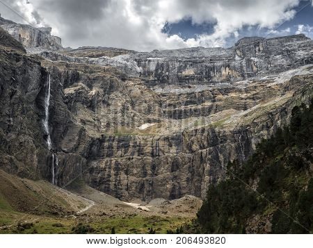 Cirque du Gavarnie aproach view at summer