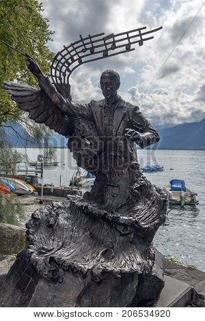 MONTREUX, SWITZERLAND - September 06: love couple - Igor Stravinski statue on the shores of Lake Geneva in Montreux, Switzerland on September 06, 2017