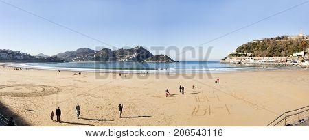 Donosti, Spain-december 22 2014: On Sunny Days The People Of Donosti Take The Opportunity To Stroll 
