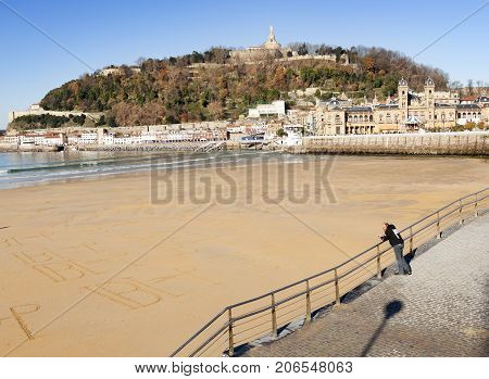 Donosti, Spain-december 22 2014: On Sunny Days The People Of Donosti Take The Opportunity To Stroll 