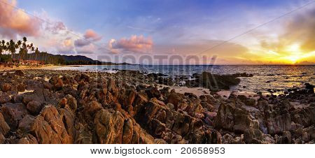 Panorama di cucito.Tramonto colorato di spiaggia tropicale. Thailandia