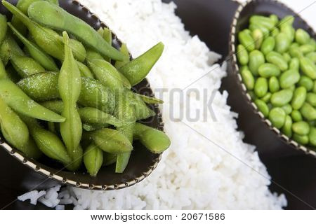 Sójové fazole Edamame s bílou rýží v hnědé keramické misce