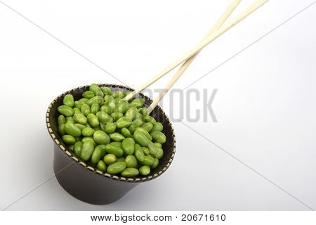 Sójové fazole Edamame v hnědé keramické misce s hůlkami