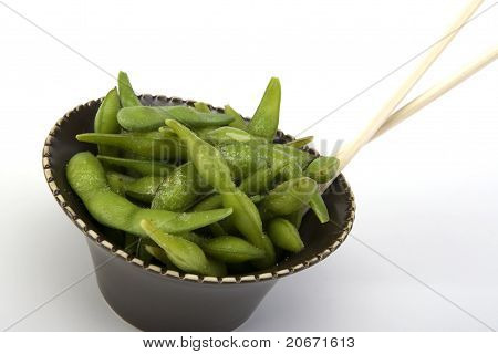 Sójové fazole Edamame v hnědé keramické misce s hůlkami