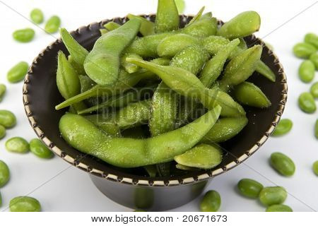 Sójové fazole Edamame v hnědé keramické misce