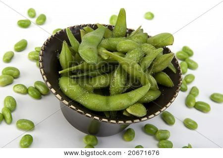 Sójové fazole Edamame v hnědé keramické misce