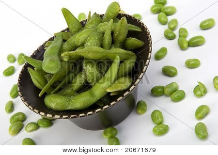 Sójové fazole Edamame v hnědé keramické misce