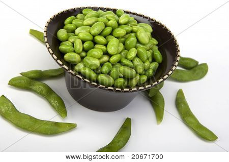 Sójové fazole Edamame v hnědé keramické misce