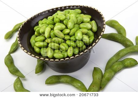 Sójové fazole Edamame v hnědé keramické misce