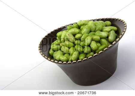 Sójové fazole Edamame v hnědé keramické misce
