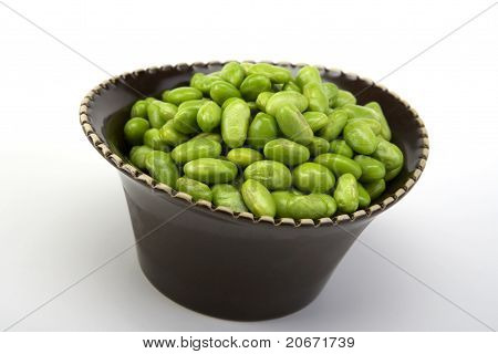 Sójové fazole Edamame v hnědé keramické misce