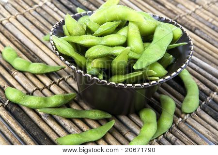 Sójové fazole Edamame v hnědé keramické misce
