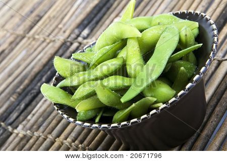 Sójové fazole Edamame v hnědé keramické misce