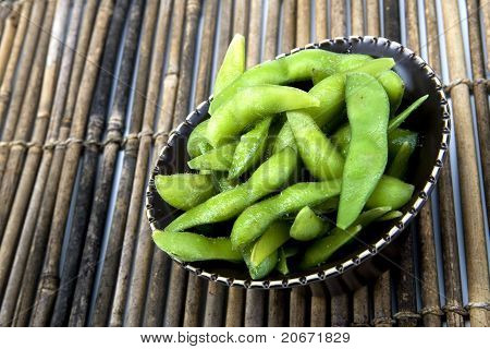 Sójové fazole Edamame v hnědé keramické misce