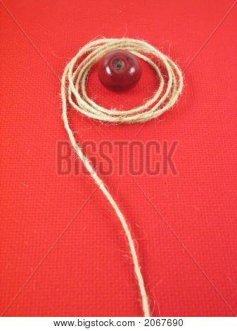 Cadena y manzana roja