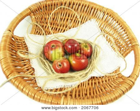 Manzana roja en la cesta y cadena en blanco