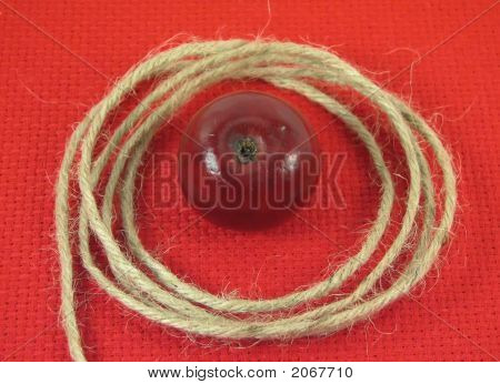 Cadena y manzana roja