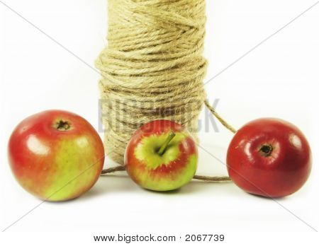 Cadena y manzanas rojas