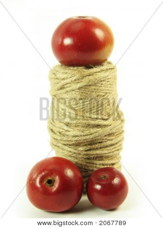 Cadena y manzanas rojas