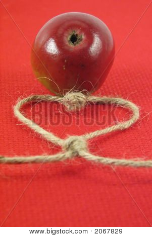 Manzana roja y la cadena en forma de corazón