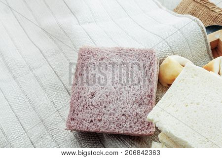 Many of a breads on the tablecloths.