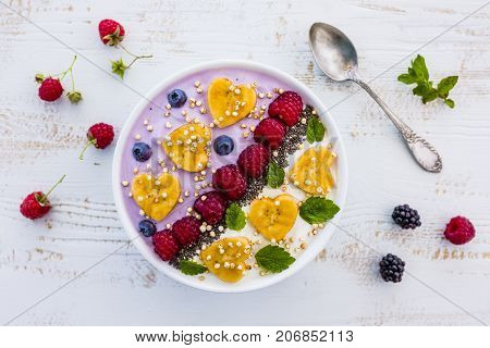 A bowl of healthy and delicious smoothie with grains and fresh berry fruit.