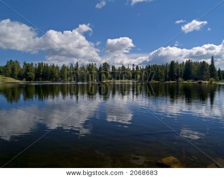 Lago riflette le nuvole