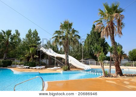Piscine avec toboggans