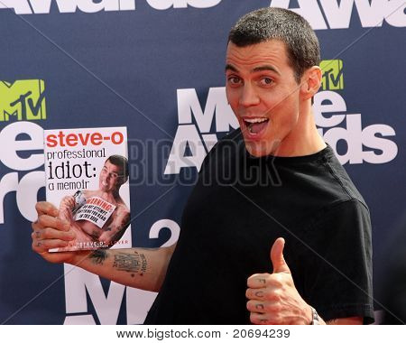LOS ANGELES - JUN 5: Steve-O příletu 2011 MTV Movie Awards na Gibson amfiteátr na Čer