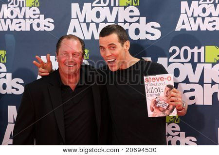 LOS ANGELES - JUN 5: Steve-O příletu 2011 MTV Movie Awards na Gibson amfiteátr na Čer